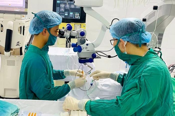 Các bác sĩ tiến hành phẫu thuật cho bệnh nhân. Ảnh: BVCC.
