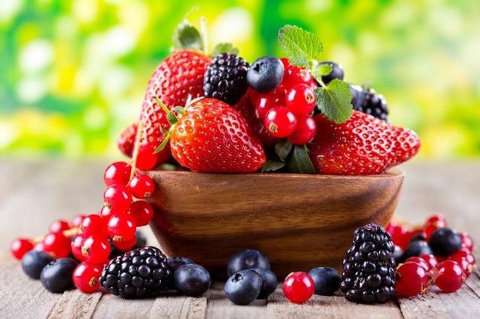 Quả mọng chứa ít đường tự nhiên, giàu chất xơ và nhiều chất chống oxy hóa giúp tăng độ nhạy insulin.