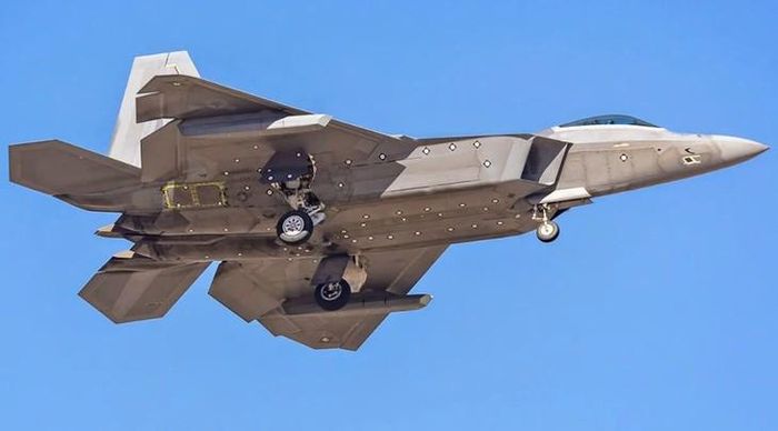 Máy bay F-22 thử nghiệm các thùng nhiên liệu phụ gắn ngoài được tối ưu hóa cho khả năng tàng hình. (Ảnh: MW)