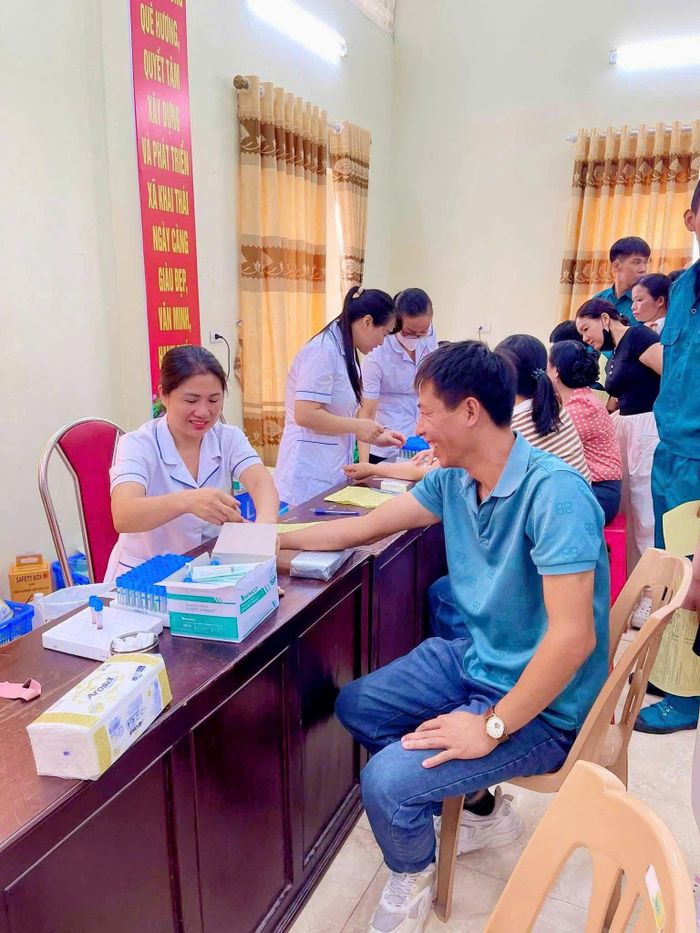 Chị Hà thực hiện lấy máu cho người hiến máu tại xã Đại Xuyên. Ảnh do nhân vật cung cấp.
