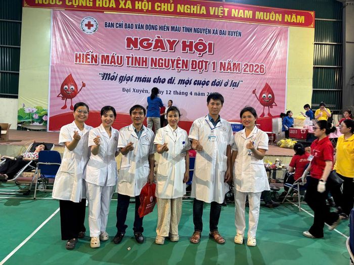 Chị Hà cùng đồng nghiệp tại Ngày hội hiến máu tình nguyện xã Đại Xuyên năm 2026. Ảnh do nhân vật cung cấp.