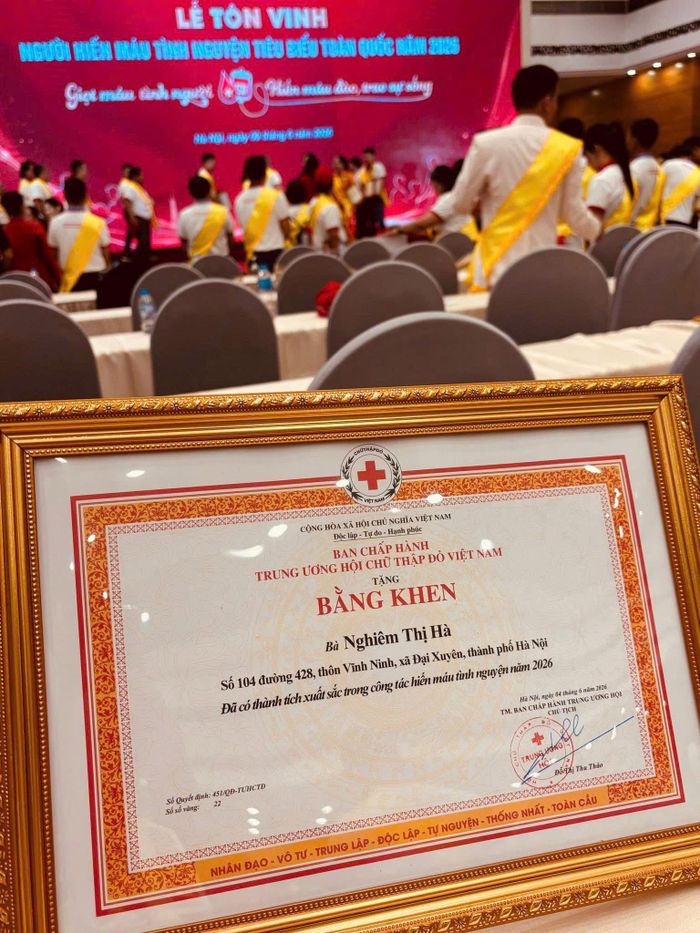 Bằng khen của Hội Chữ thập đỏ Việt Nam tặng chị Nghiêm Thị Hà. Ảnh do nhân vật cung cấp.