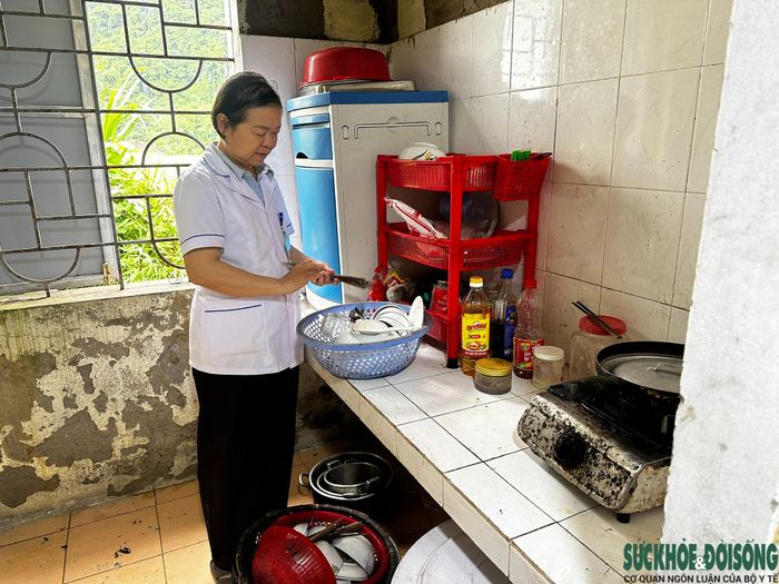 Khu nhà ở của nhân viên Trạm Y tế Lục Dạ cũng xuống cấp, tường và trần bong tróc, phòng ở ẩm thấp, mùa mưa thường bị dột. Ảnh: Song Hoàng