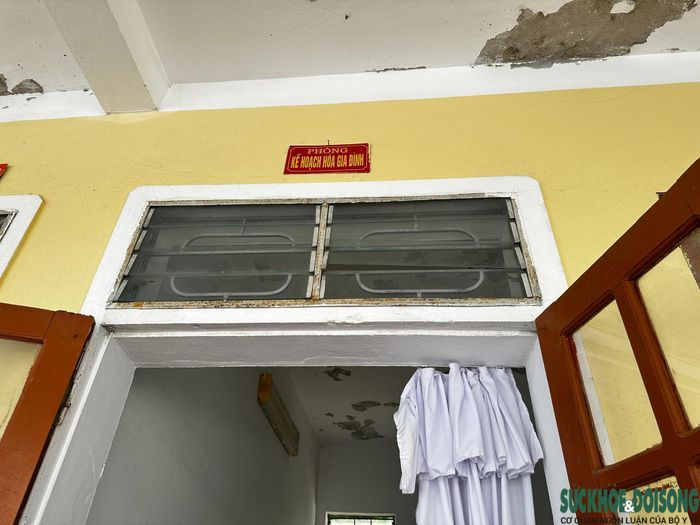 Mảng tường bong tróc, trần nhà thấm dột tại dãy nhà hai tầng khiến y bác sĩ luôn lo lắng mỗi khi mưa lớn, giông lốc. Ảnh: Song Hoàng