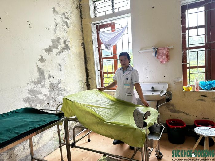 Khu khám, chữa bệnh của Trạm Y tế Lục Dạ xuống cấp, nhiều mảng tường bong tróc, trần nhà hư hỏng sau thời gian dài sử dụng. Ảnh: Song Hoàng