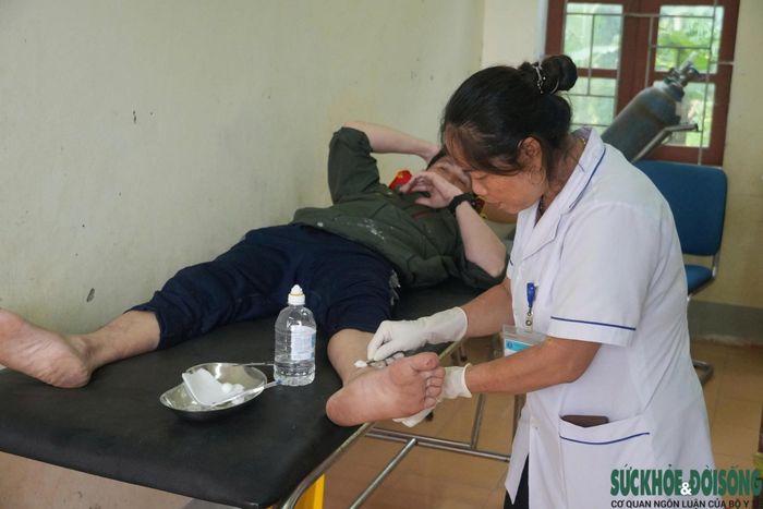 Khu vực khám, chữa bệnh tại Trạm Y tế Lục Dạ xuống cấp, thiếu nước sạch, không bảo đảm điều kiện làm việc cho nhân viên y tế. Ảnh: Song Hoàng