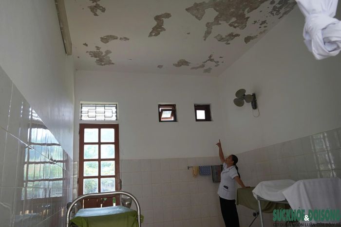 Khu vực phòng đẻ, phòng chăm sóc sinh sản trạm y tế xã Mậu Thạch bị hư hỏng không thể sử dụng. Ảnh: Song Hoàng