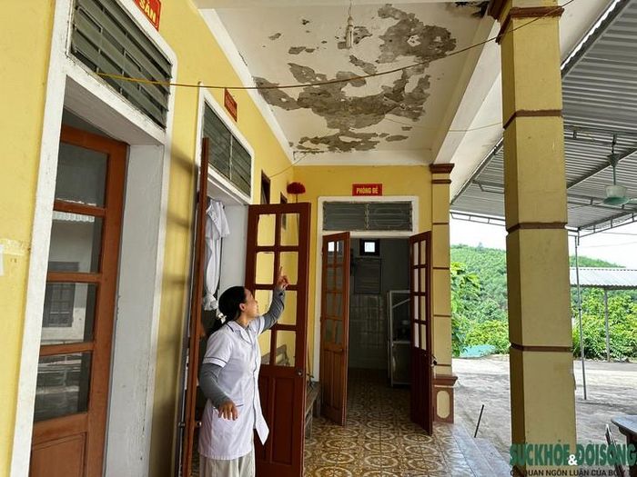 Khuôn viên Trạm Y tế Mậu Đức (Nghệ An) rộng gần 2.800 m2 trông khang trang bên ngoài, nhưng cơ sở vật chất bên trong đã xuống cấp nghiêm trọng. Ảnh: Song Hoàng