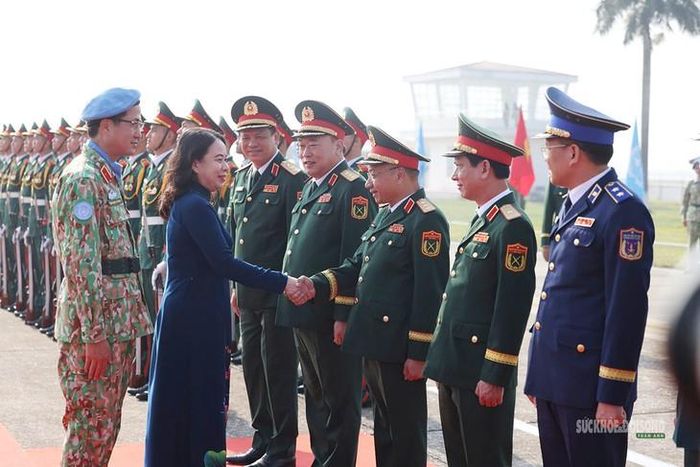 Bí thư Trung ương Đảng, Phó Chủ tịch nước Võ Thị Ánh Xuân thăm hỏi, động viên cán bộ, chiến sĩ tham gia hoạt động gìn giữ hòa bình Liên hợp quốc trước giờ lên đường làm nhiệm vụ. Ảnh: Văn Giang