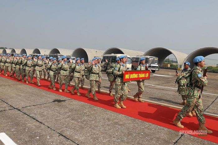Đội hình Đội Công binh số 5 tiến qua lễ đài với khẩu hiệu "Mở đường thắng lợi". Ảnh: Văn Giang
