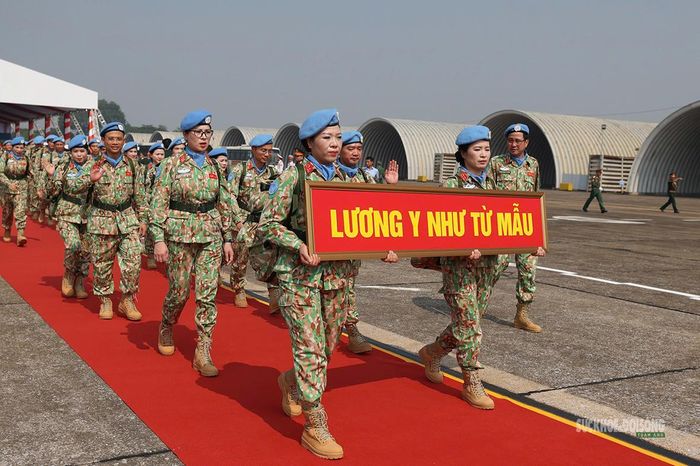 Cán bộ, nhân viên Bệnh viện dã chiến cấp 2 số 8 trong đội hình xuất quân với lời nhắc "Lương y như từ mẫu". Ảnh: Văn Giang