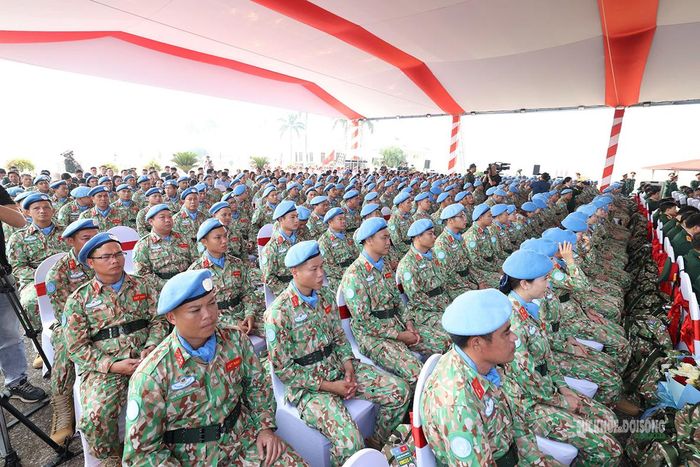 Đông đảo cán bộ, nhân viên các đơn vị tham dự lễ xuất quân sáng 22/9. Ảnh: Văn Giang