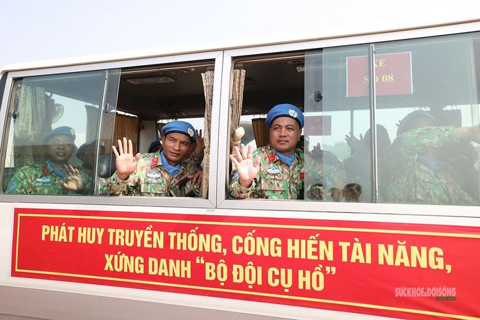 Những cái vẫy tay qua ô cửa xe trước giờ lên đường thực hiện nhiệm vụ quốc tế. Ảnh: Văn Giang