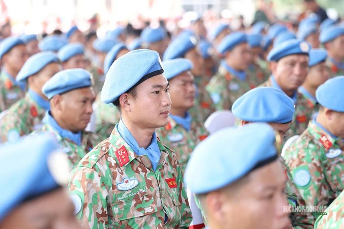 Một cán bộ mũ nồi xanh trong thời khắc trang nghiêm trước giờ lên đường. Ảnh: Văn Giang