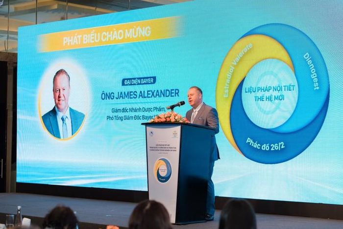 Ông James Alexander, Giám đốc Nhánh Dược phẩm Bayer Việt Nam chia sẻ tại hội thảo. Ảnh: Hoàng Mai.