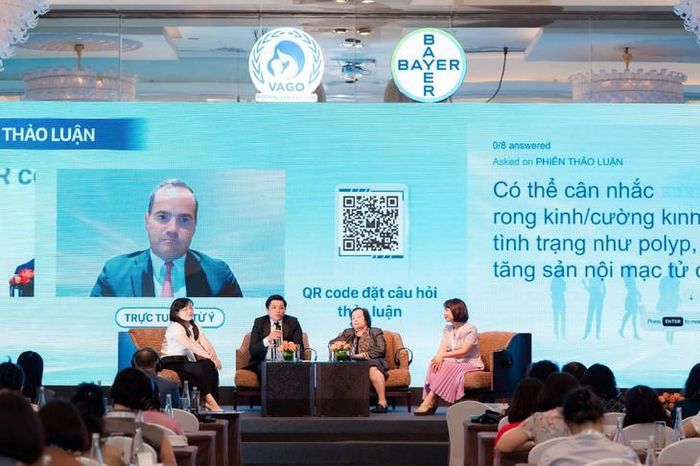 Thảo luận chuyên đề với sự chủ trì của TTND.GS.TS.BS Nguyễn Duy Ánh, cùng sự chia sẻ từ Giáo sư Sản phụ khoa Giovanni Grandi, Đại học Modena và Reggio Emilia (Ý) cùng nhiều chuyên gia y tế hàng đầu. Ảnh: Hoàng Mai.
