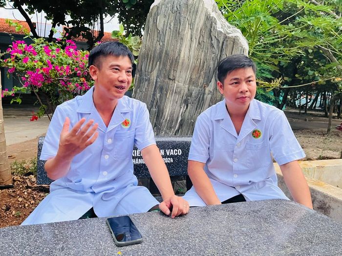 Bác sĩ Nguyễn Trường Xuân cùng đồng nghiệp tại bệnh xá đảo Trường Sa. Ảnh nhân vật cung cấp.