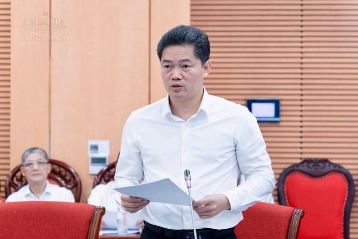 Thứ trưởng Thường trực Bộ Y tế Vũ Mạnh Hà báo cáo tại Phiên họp. Ảnh: Media Quốc hội