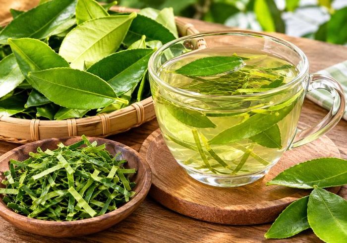 Lá chanh và nước lá chanh được dùng để khắc phục nhiều vấn đề sức khỏe. Ảnh AI