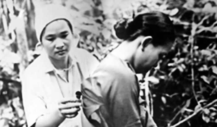 BS Trần Thị Trung Chiến, bệnh xá trưởng cơ quan Ban Cơ yếu Trung ương Cục Miền Nam khám bệnh cho cán bộ cơ quan. 