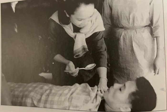 BS Dương Quỳnh Hoa, Bộ trưởng Bộ Y tế - Xã hội và Thương binh đến thăm thương bệnh binh tại Trung ương cục miền Nam.