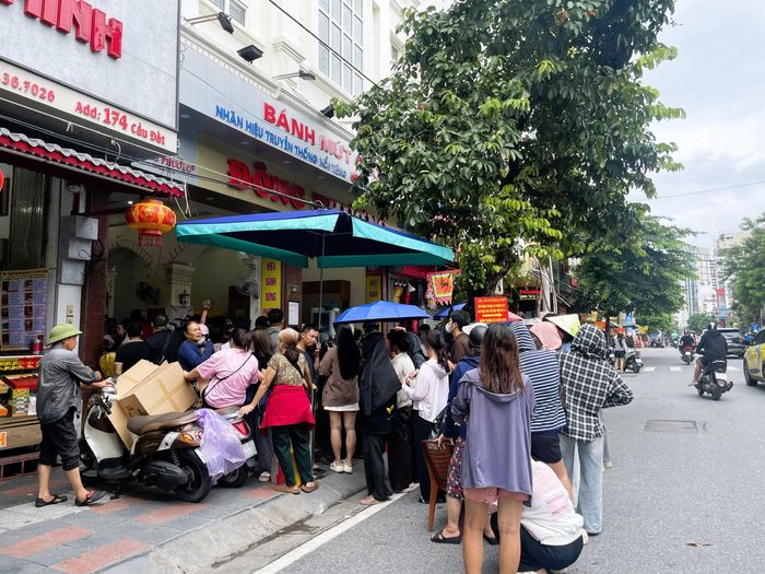 Có lúc lượng khách tăng cao, tràn cả xuống lòng đường. Ảnh: TD