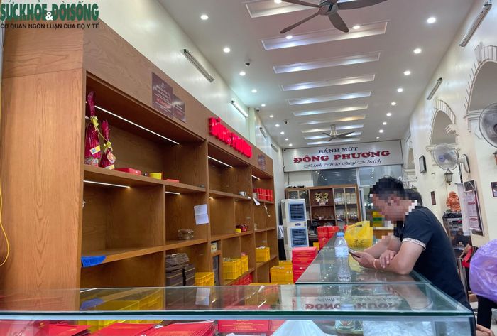 Tới lượt mua nhưng hàng lại tạm hết, khách vẫn nán lại chờ mua. Ảnh: TD