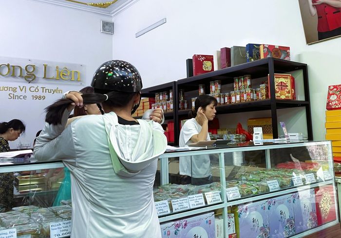Khác với Đông Phương, hàng bánh Hương Liên trên phố Cầu Đất đỡ chen chúc hơn. Ảnh; TD