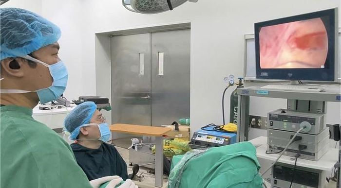 Nam giới lớn tuổi không nên chủ quan trước các triệu chứng rối loạn tiểu tiện kéo dài. Ảnh BVCC