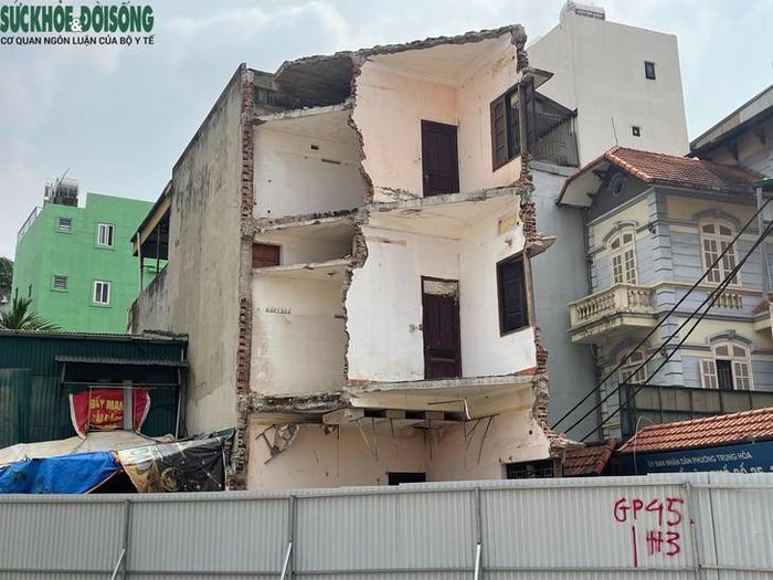 Riêng đoạn Nguyễn Trãi - Đầm Hồng dài khoảng 1,52 km đang được tập trung thi công, mục tiêu thông xe kỹ thuật dịp 10/10/2026. Ảnh: Phúc Đức