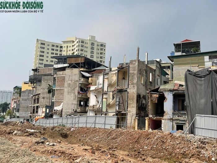 Có căn nhà bị cắt sâu vào một phần mặt bằng, để lộ toàn bộ kết cấu bên trong. Các tầng nhà, phòng ở, cầu thang, ban công vốn được khép kín nay trở thành những khoảng không mở ra phía công trường. Phần tường bị phá dỡ nham nhở, các mảng bê tông, gạch đá. Ảnh: Phúc Đức