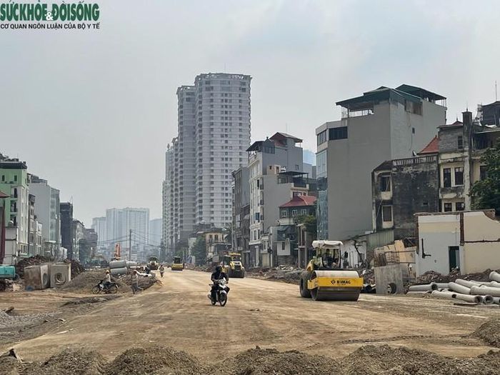 Phía trước các công trình là hàng rào tôn, phía trong là nền đất được đào xới, ngổn ngang gạch đá và vật liệu xây dựng. Trong khi đó, phía sau hàng rào, những phần nhà còn lại tạo nên một cảnh quan đặc biệt. Ảnh: Phúc Đức