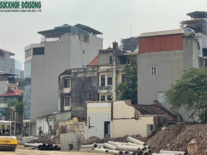 Nhiều công trình bị phá dỡ một phần để phục vụ giải phóng mặt bằng, để lại những mảng tường, nền nhà nham nhở. Ảnh: Phúc Đức