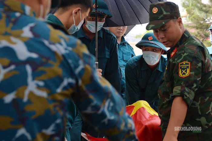 Hành trình lặng thầm vẫn tiếp tục, với hy vọng mỗi phần mộ chưa có tên một ngày sẽ được gọi đúng bằng tên của các liệt sĩ. Ảnh: Tuấn Anh