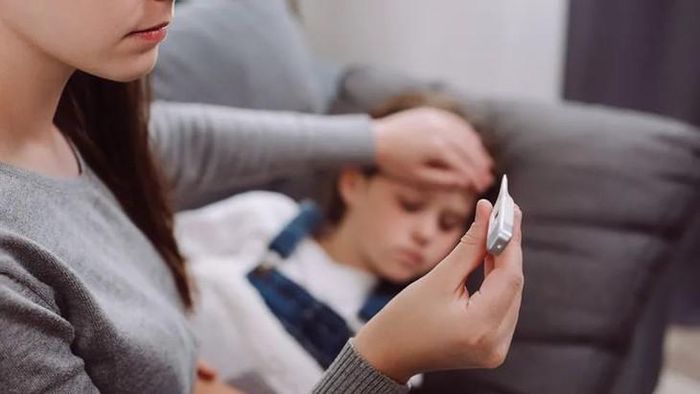 Trẻ nhỏ là một trong những nhóm có nguy cơ gặp biến chứng khi mắc cúm mùa, vì vậy cha mẹ cần theo dõi sát các triệu chứng và dấu hiệu bất thường. (Ảnh minh họa)