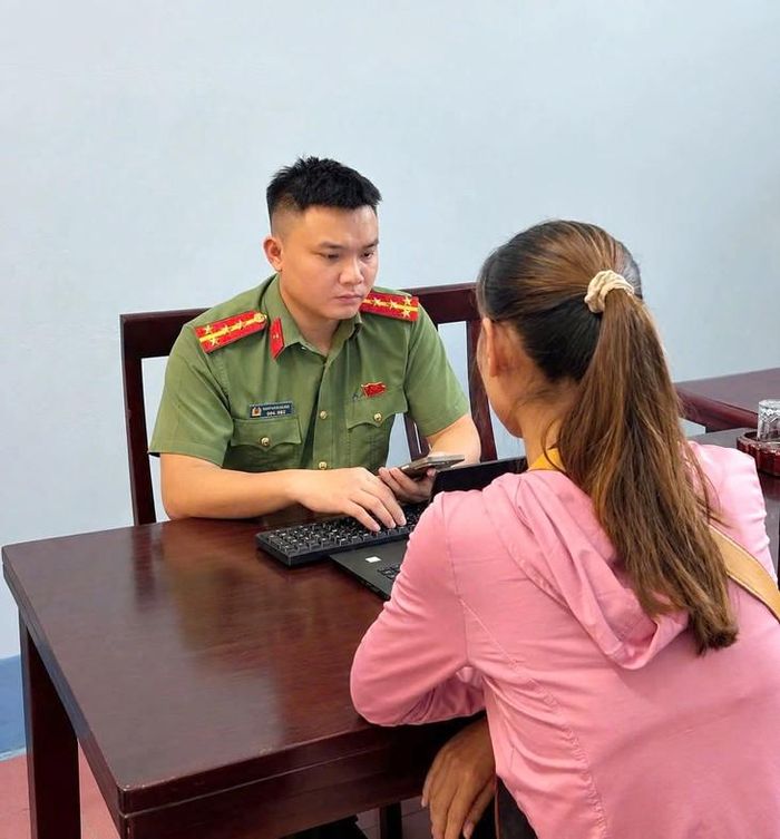 Công an xã Quỳ Châu làm việc với chị L.T.N.L. ẢNH: C.A