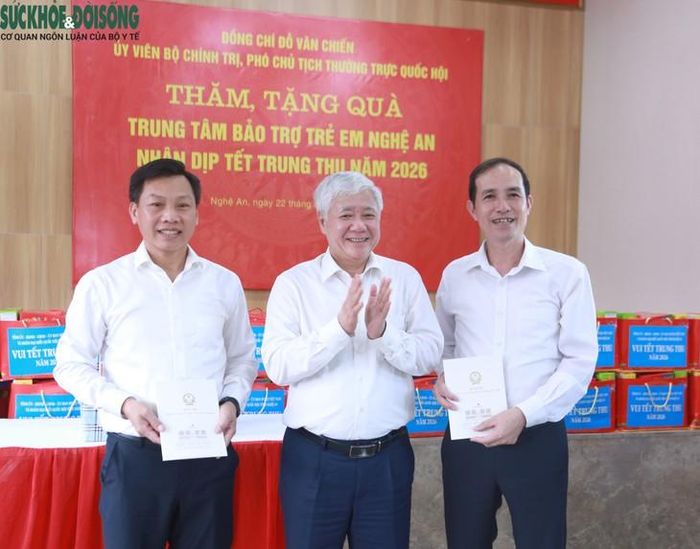 Phó Chủ tịch Thường trực Quốc hội Đỗ Văn Chiến trao quà, động viên các đơn vị và lực lượng làm công tác chăm sóc, bảo vệ trẻ em tại Nghệ An. Ảnh: V. Đồng