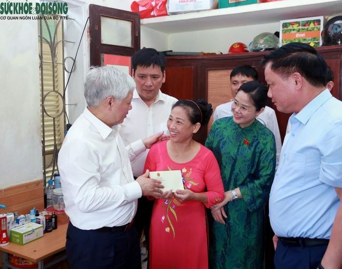 Phó Chủ tịch Thường trực Quốc hội Đỗ Văn Chiến thăm hỏi, động viên các em nhỏ, gia đình và cán bộ làm công tác chăm sóc, nuôi dưỡng trẻ em tại Trung tâm. Ảnh: V. Đồng