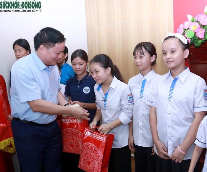 Đoàn công tác ân cần thăm hỏi, tặng quà trung thu, động viên các em thiếu nhi tại Trung tâm Bảo trợ trẻ em Nghệ An. Ảnh: V. Đồng