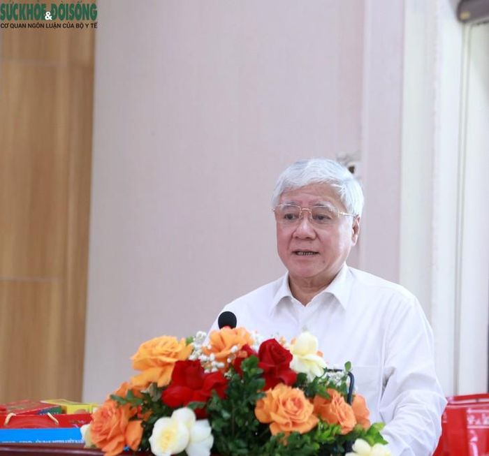 Phó Chủ tịch Thường trực Quốc hội Đỗ Văn Chiến chia sẻ, động viên các em nỗ lực vượt qua hoàn cảnh, học tập tốt và trở thành người có ích cho xã hội. Ảnh: V. Đồng