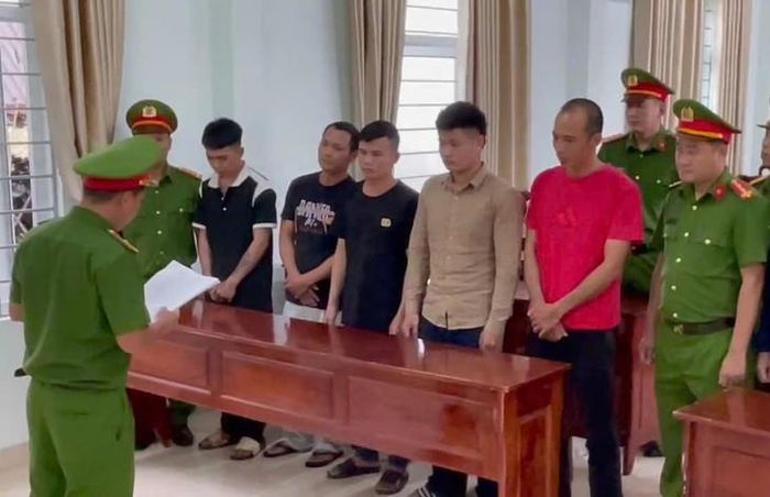 Công an tống đạt quyết định tố tụng đối với các đối tượng. Ảnh: Sỹ Đức.
