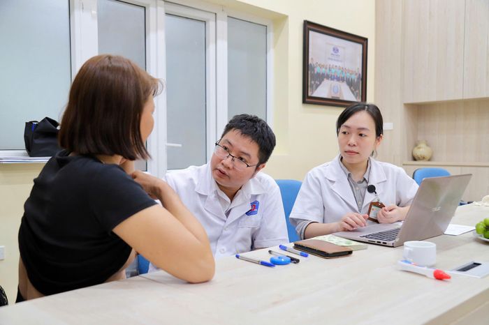 Khám sàng lọc ung thư vú cho người bệnh. Ảnh: TB
