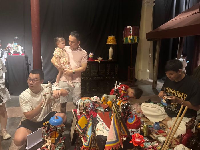  Nam Chi và các bạn trẻ cần mẫn bên sản phẩm trung thu truyền thống được thổi hồn ﻿qua đôi bàn tay khéo léo 
