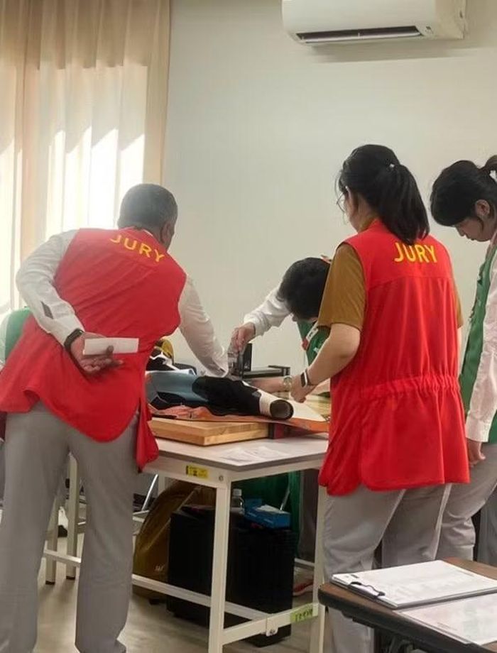Việc kiểm tra trang phục thi đấu được thực hiện rất kỹ lưỡng. Ảnh: TPO.