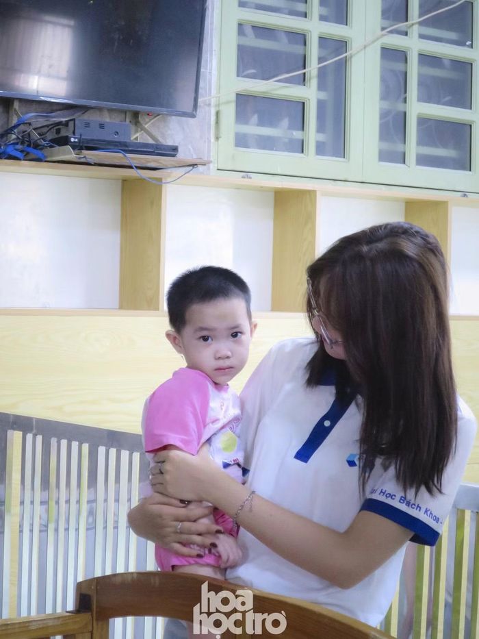 Các sinh viên tình nguyện thăm hỏi, trò chuyện và giao lưu cùng các em nhỏ.