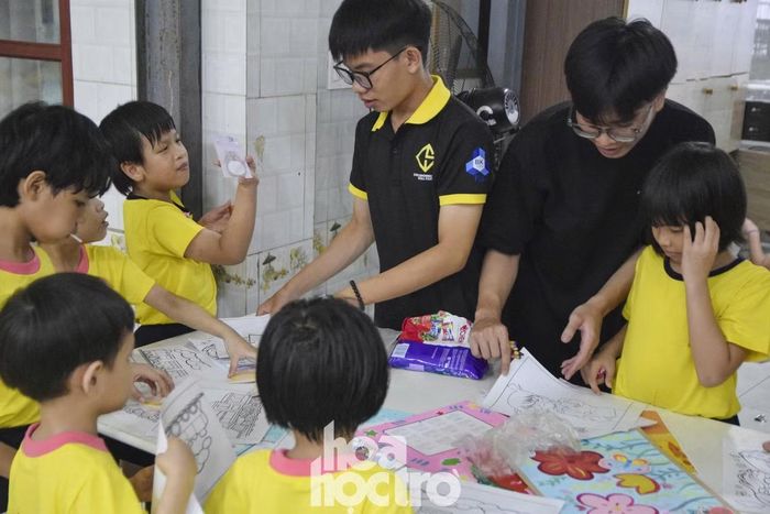 Nhiều em nhỏ hào hứng tham gia các gian hàng trò chơi.