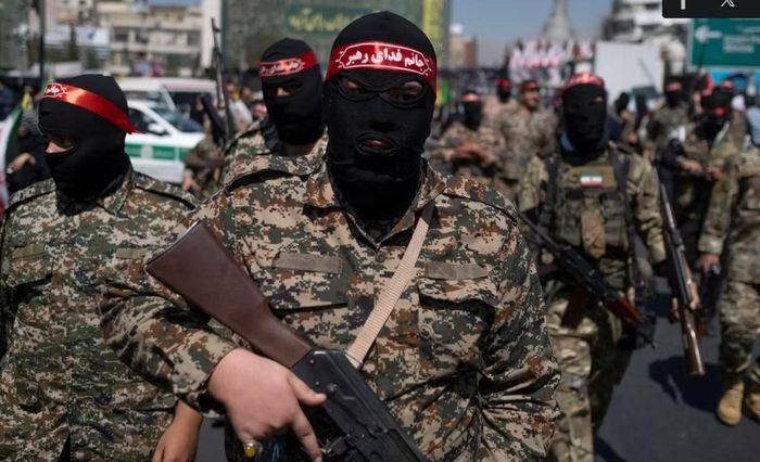 Các băng rôn tại Tehran đặt câu hỏi "Bạn có biết dùng thứ này không?", kèm hình ảnh súng chống tăng, súng bắn tỉa, tiểu liên và thiết bị quân sự.