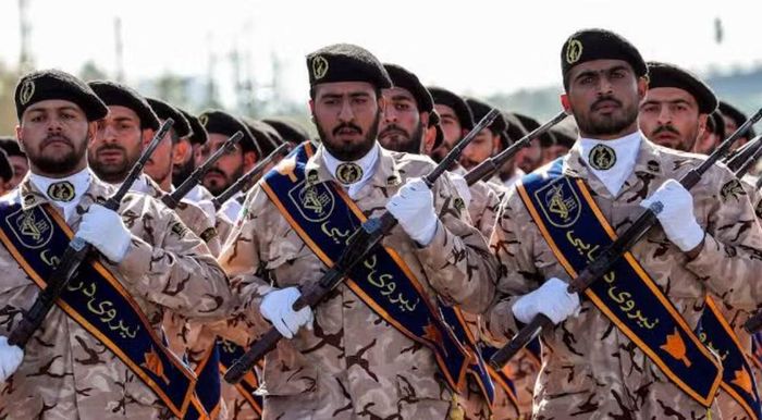 Các khí tài từng được Iran sử dụng trong đối đầu với Mỹ và Israel được trưng bày công khai, gửi thông điệp "không lùi bước".