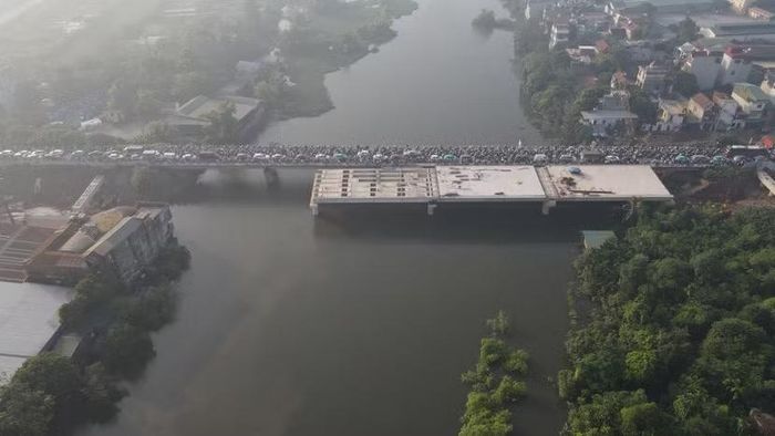 Nhưng do lưu lượng phương tiện đông đúc dồn về trong khi cầu Mai Lĩnh bị thắt cổ chai nên ùn tắc càng kéo dài