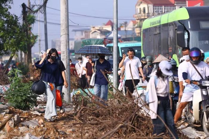 Nhiều người phải xuống đi bộ để vượt qua khu vực cầu Mai Lĩnh